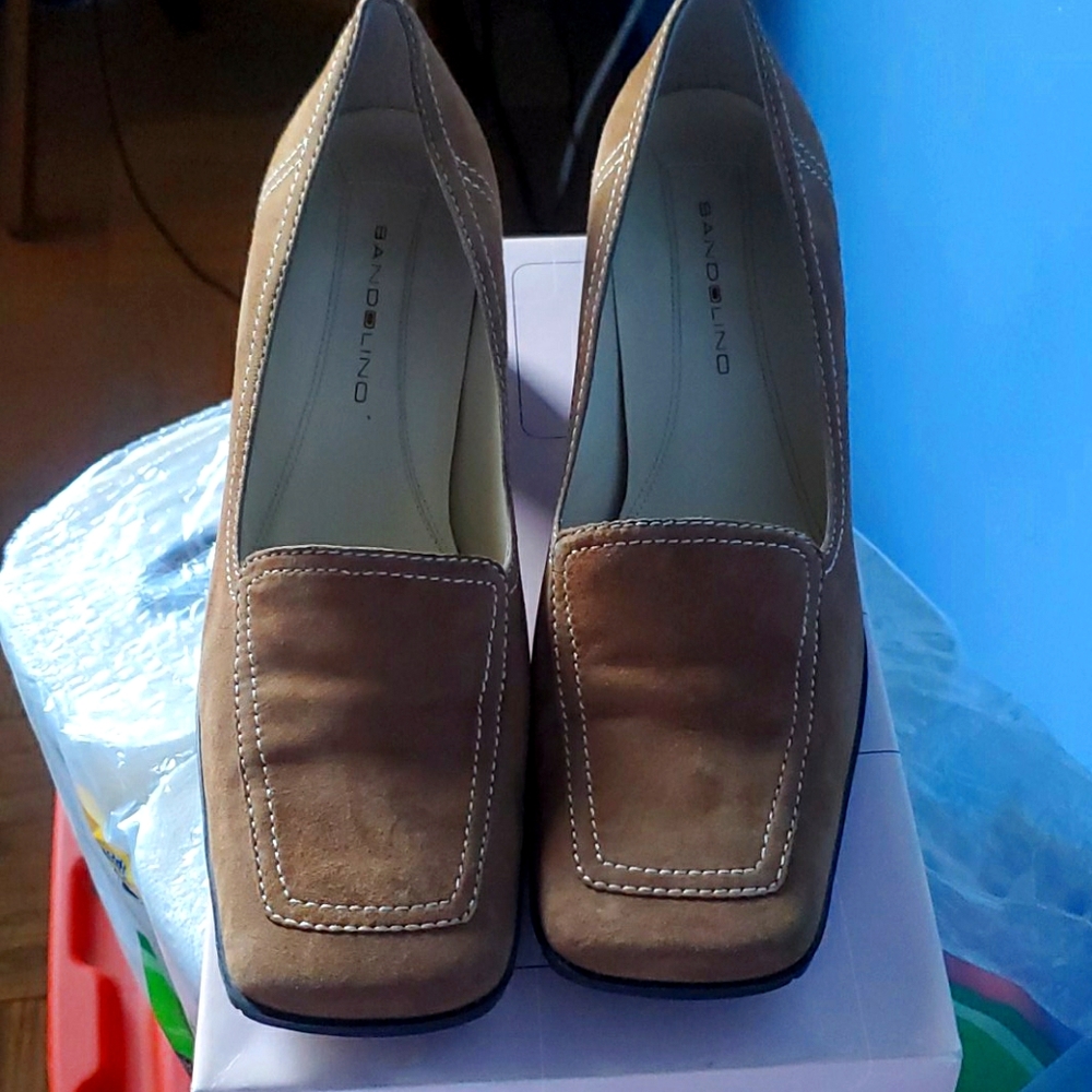 Women's suede pumps